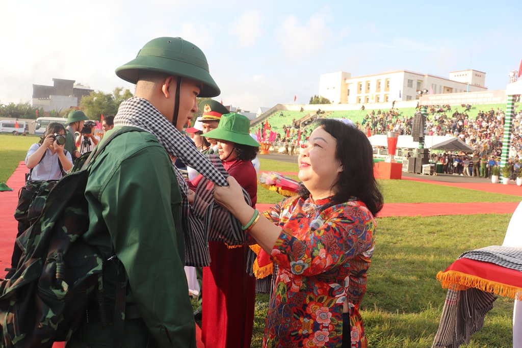 Phó Bí thư Thường trực Tỉnh ủy Cao Thị Hòa An dự lễ giao nhận quân tại phường Tuy Hòa