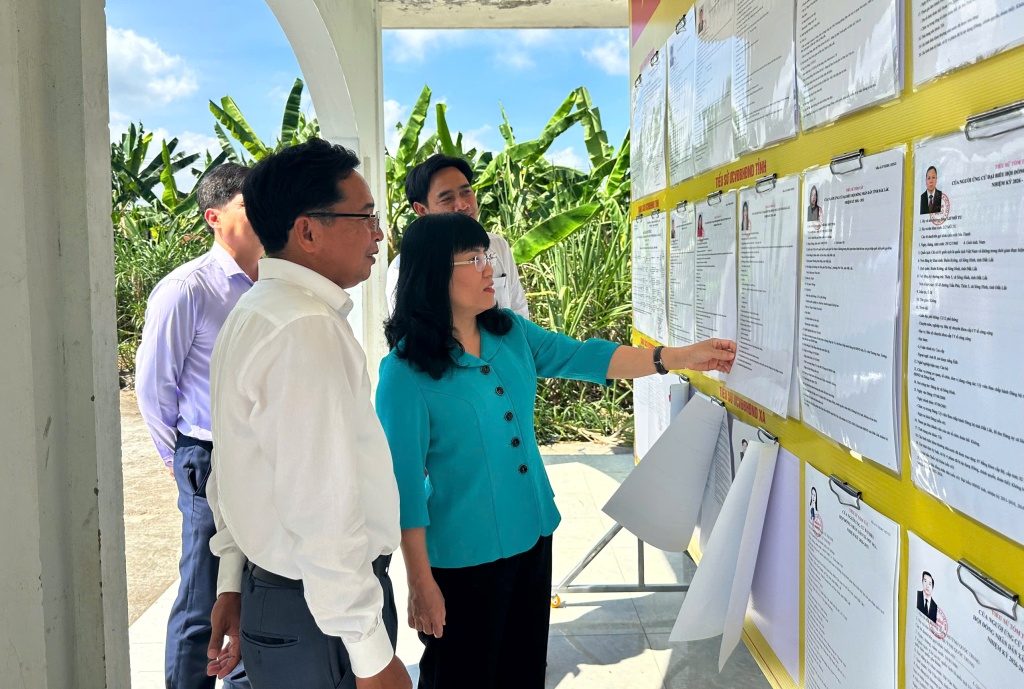 Phó Chủ tịch Thường trực UBND tỉnh kiểm tra công tác bầu cử tại Suối Trai và Sơn Hòa