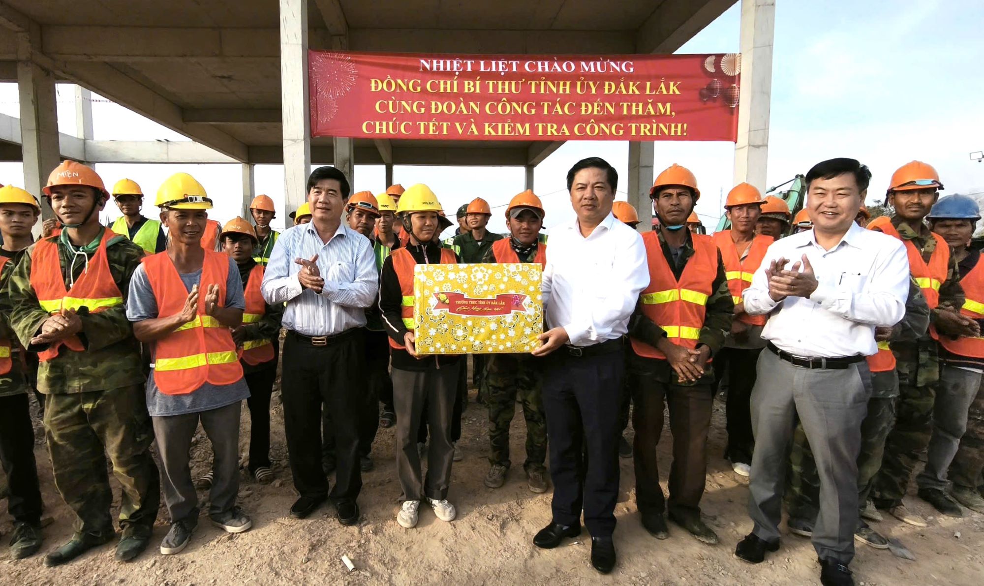 Đoàn công tác của Thường trực Tỉnh ủy Đắk Lắk thăm, chúc Tết công nhân ra quân xây dựng tại các trường nội trú liên cấp biên giới