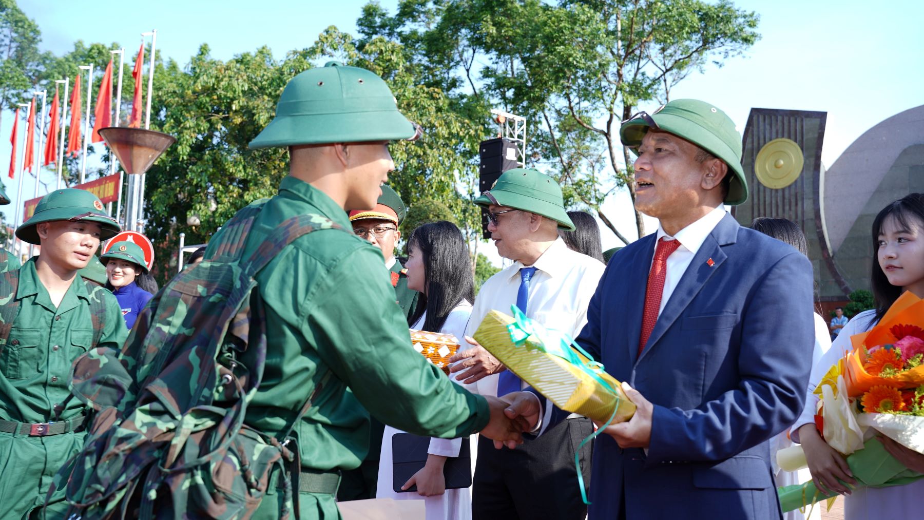 Phó Bí thư Tỉnh ủy, Chủ tịch Ủy ban MTTQ Việt Nam tỉnh Đắk Lắk Y Giang Gry Niê Knơng dự lễ giao nhận quân tại xã Ea Drăng
