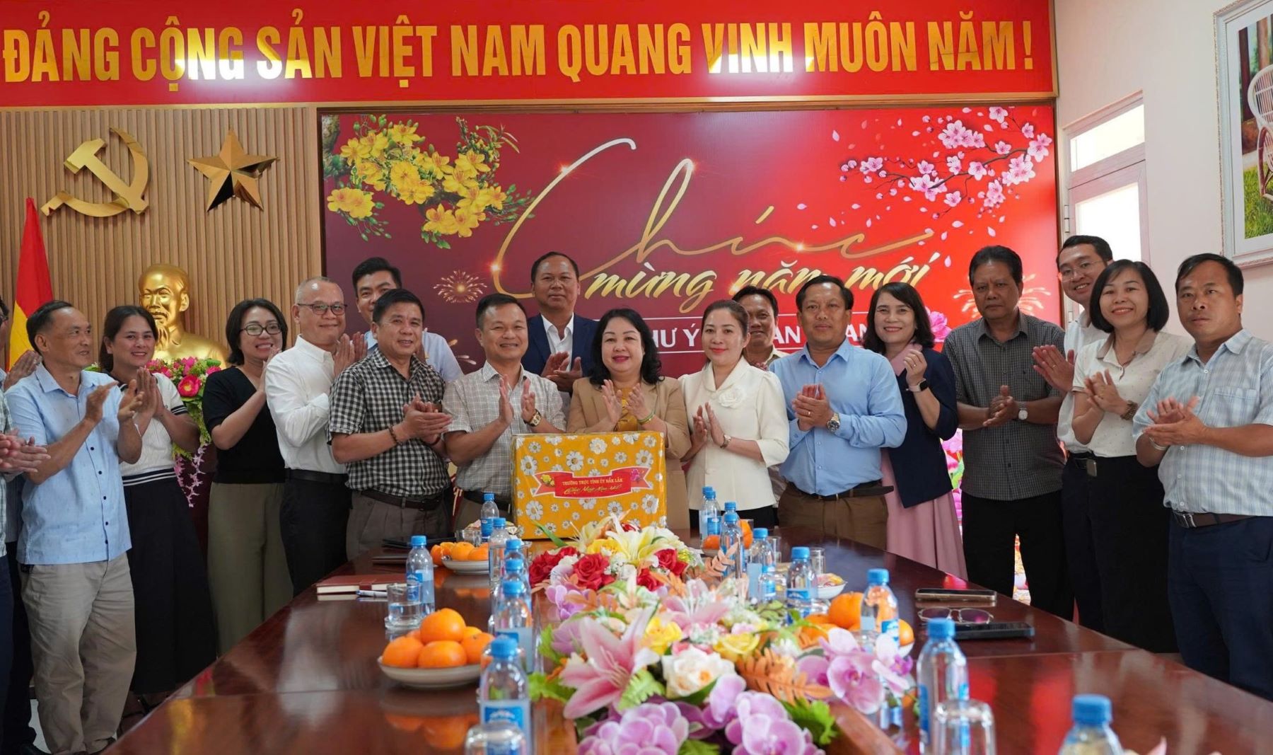 Đoàn công tác của Thường trực Tỉnh ủy Đắk Lắk thăm, tặng quà các đơn vị, cơ sở nhân dịp đầu Xuân Bính Ngọ 2026