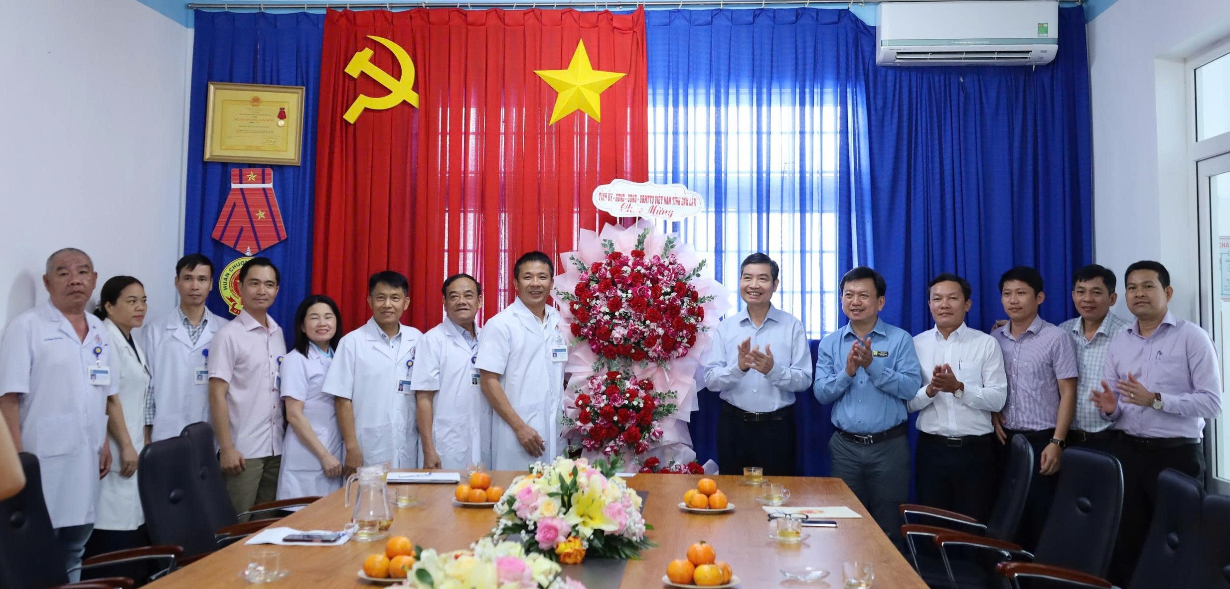 Chủ tịch UBND tỉnh Tạ Anh Tuấn thăm, chúc mừng các cơ sở y tế nhân Ngày Thầy thuốc Việt Nam