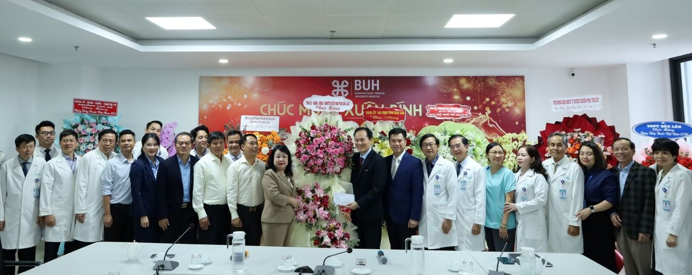 Thường trực Tỉnh ủy thăm, chúc mừng các cơ sở y tế nhân Ngày Thầy thuốc Việt Nam