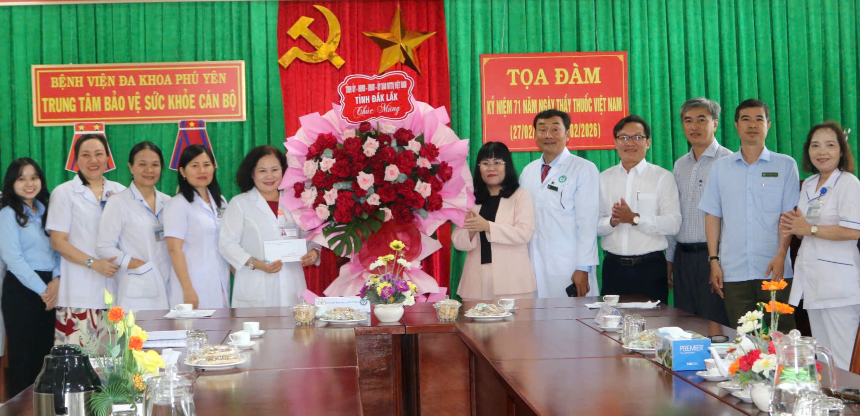 Phó Chủ tịch Thường trực UBND tỉnh Hồ Thị Nguyên Thảo thăm, chúc mừng các cơ sở y tế nhân Ngày Thầy thuốc Việt Nam