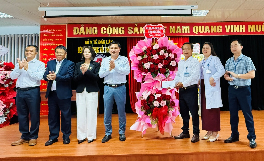 Lãnh đạo tỉnh thăm, chúc mừng các cơ sở y tế nhân Ngày Thầy thuốc Việt Nam