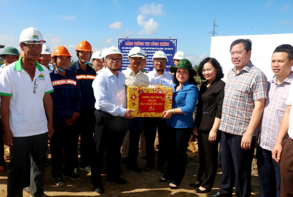 Phó Bí thư Thường trực Tỉnh ủy Cao Thị Hòa An thăm, chúc Tết công nhân ra quân đầu Xuân tại các công trình trọng điểm