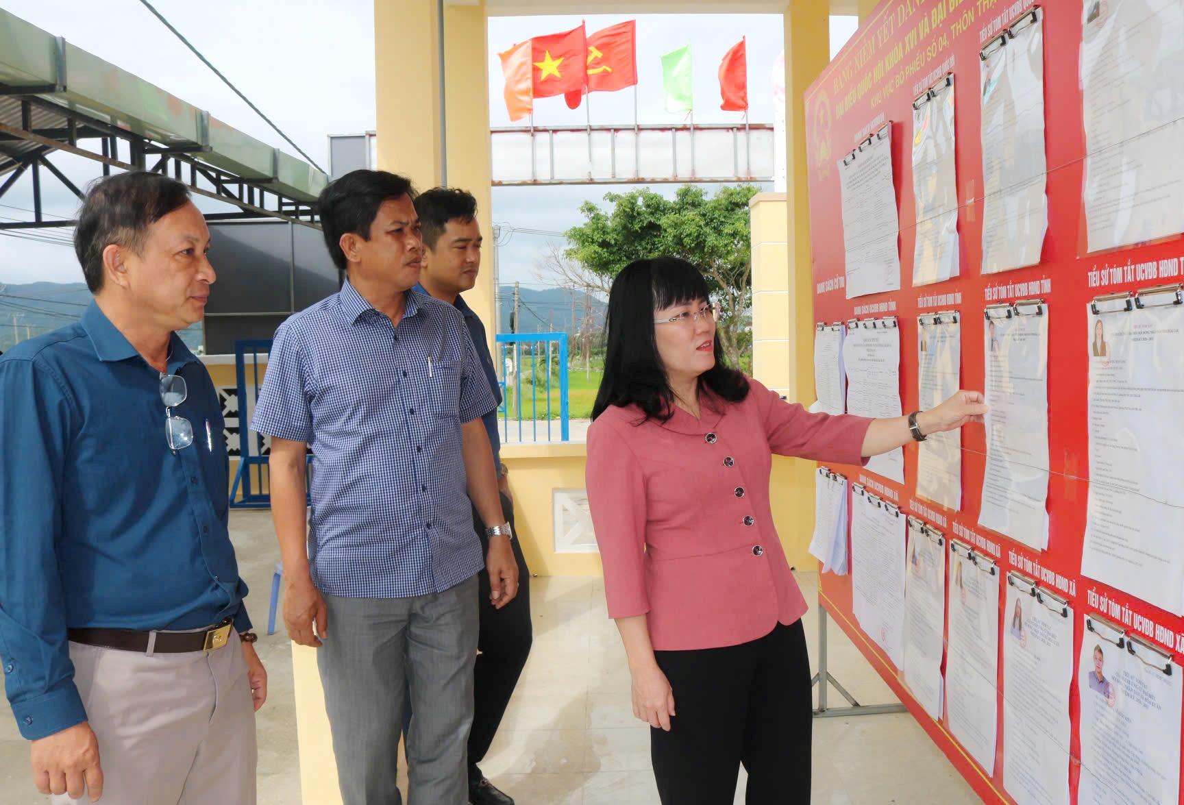 Đoàn giám sát số 7 của HĐND tỉnh kiểm tra công tác chuẩn bị bầu cử tại xã Hòa Xuân