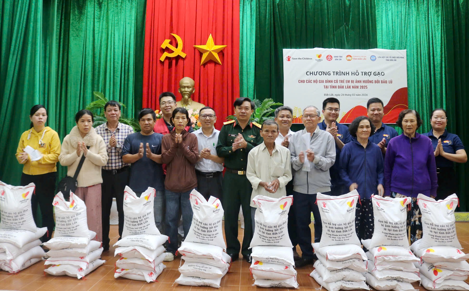 Trao tặng hơn 11 tấn gạo hỗ trợ hộ dân bị thiệt hại do thiên tai