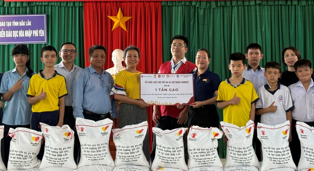 Trao tặng 1 tấn gạo góp phần chăm lo trẻ em khuyết tật