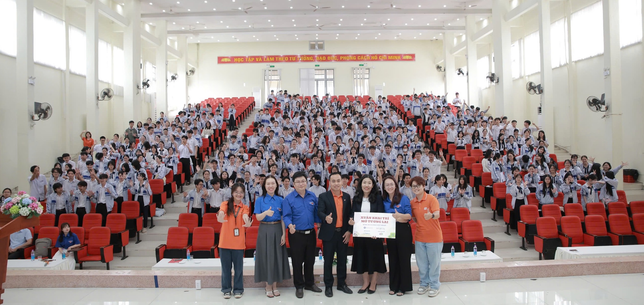 FPT trao tặng học liệu AI Literacy cho gần 1.000 học sinh trung học phổ thông tại Đắk Lắk
