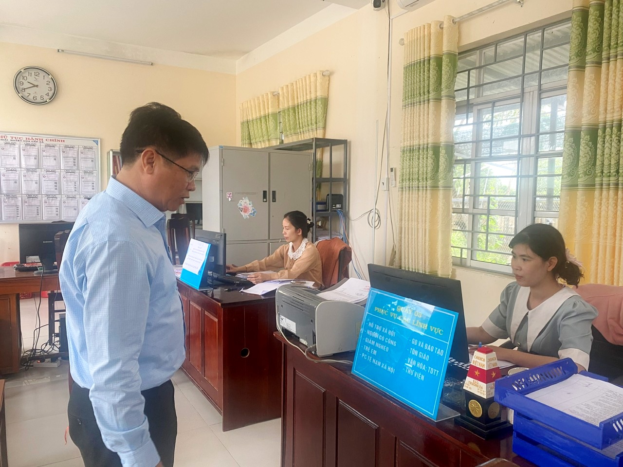 Chánh Văn phòng UBND tỉnh kiểm tra hoạt động Trung tâm Phục vụ hành chính công xã Hòa Mỹ
