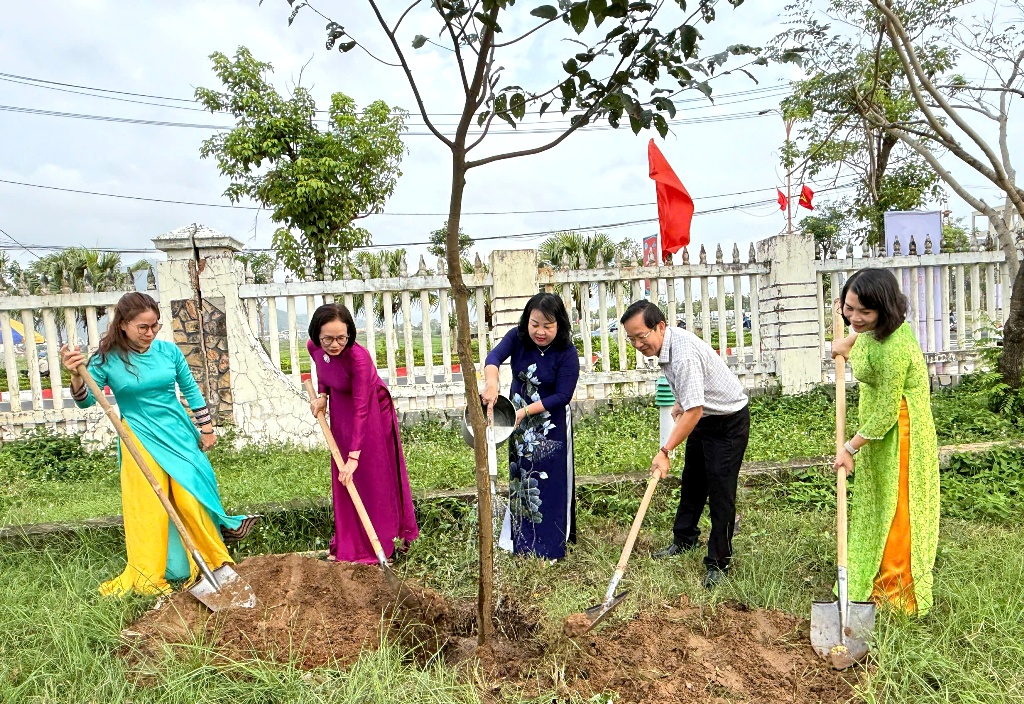 Phụ nữ Đắk Lắk phát động trồng cây và phong trào thi đua năm 2026