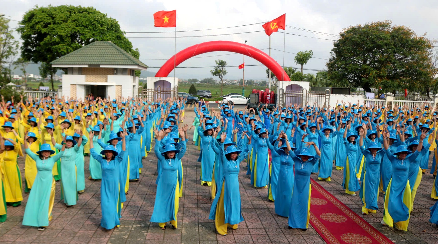 500 hội viên phụ nữ đồng diễn dân vũ chào mừng Ngày Quốc tế Phụ nữ 8/3