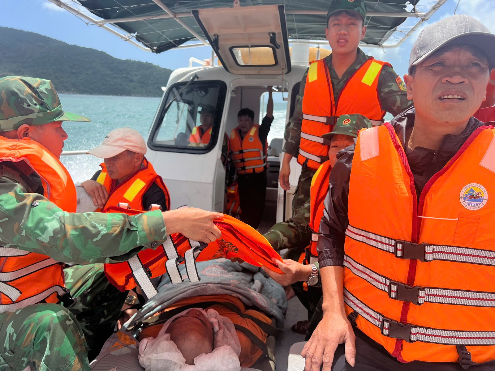 Đồn Biên phòng Cửa khẩu cảng Vũng Rô kịp thời cứu thuyền viên bất tỉnh trên biển