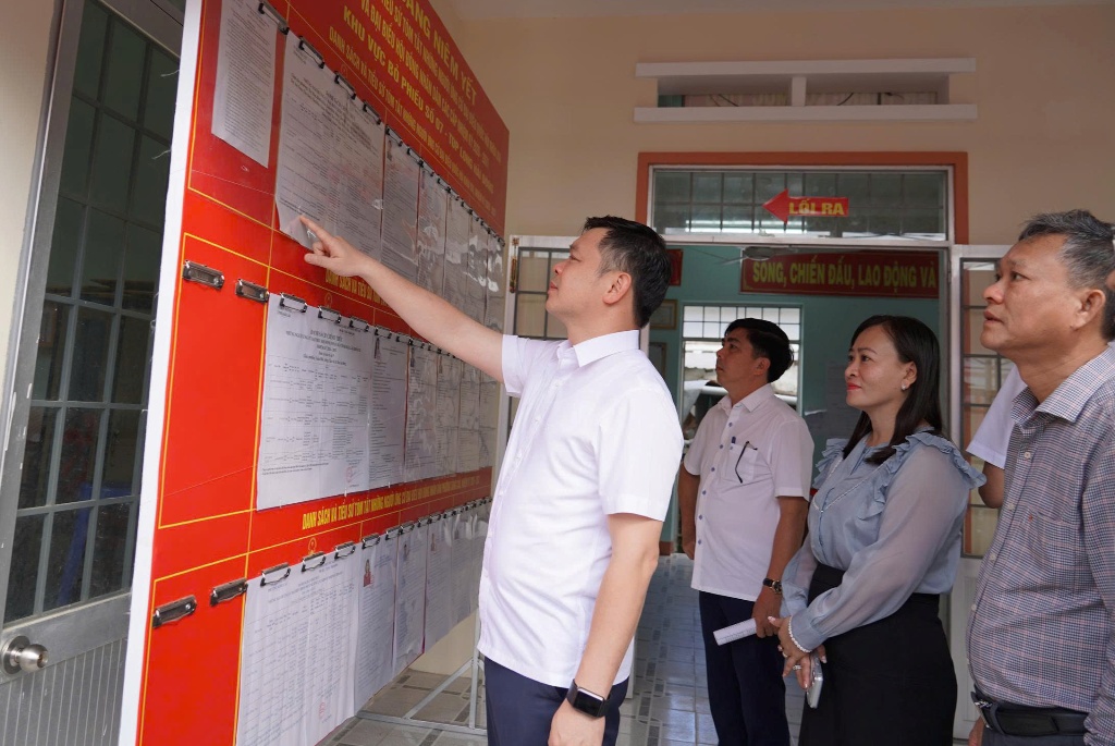 Phó Bí thư Tỉnh ủy Đỗ Hữu Huy kiểm tra công tác chuẩn bị bầu cử tại phường Sông Cầu
