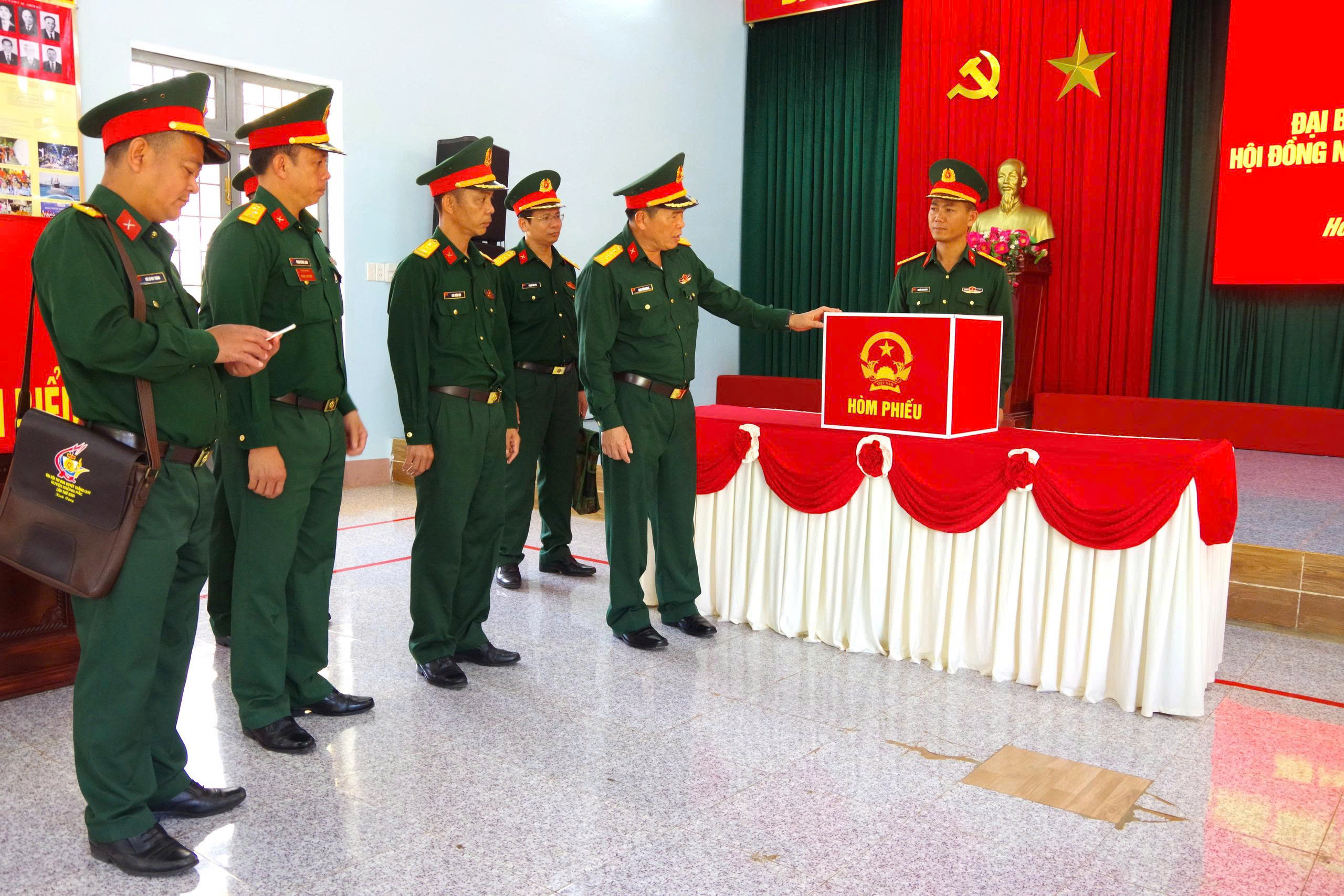 Lãnh đạo Bộ Chỉ huy Quân sự tỉnh Đắk Lắk kiểm tra công tác chuẩn bị bầu cử tại Tiểu đoàn 303, Trung đoàn 584