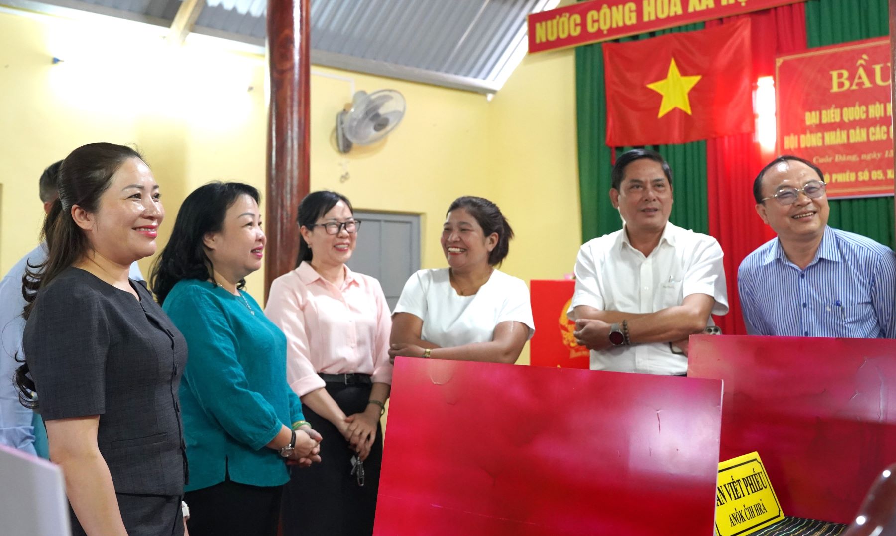 Phó Bí thư Thường trực Tỉnh ủy, Chủ tịch HĐND tỉnh Đắk Lắk Cao Thị Hòa An kiểm tra công tác chuẩn bị bầu cử tại các địa phương