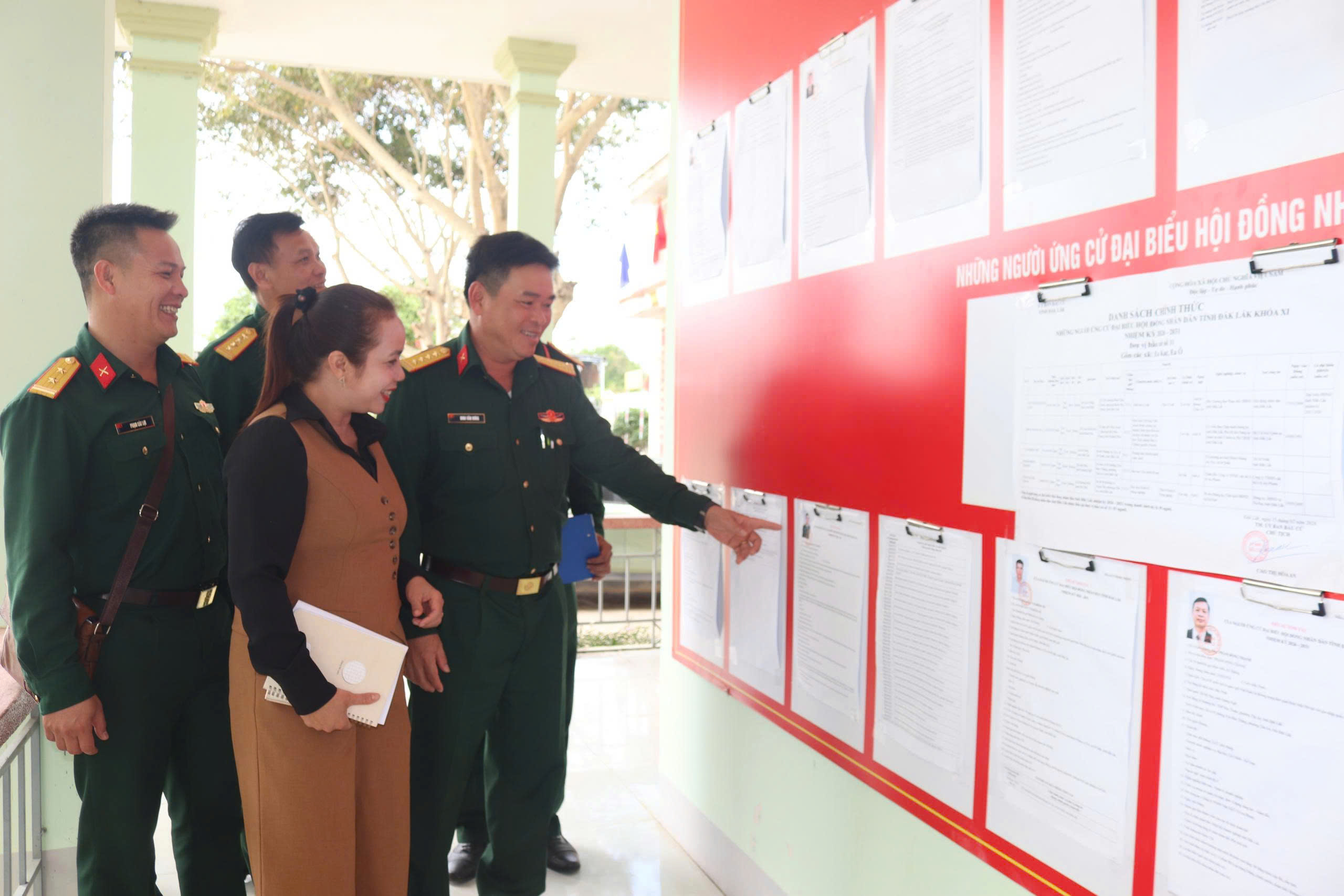 Kiểm tra công tác bầu cử tại xã Ea Kar và xã Ea Ô