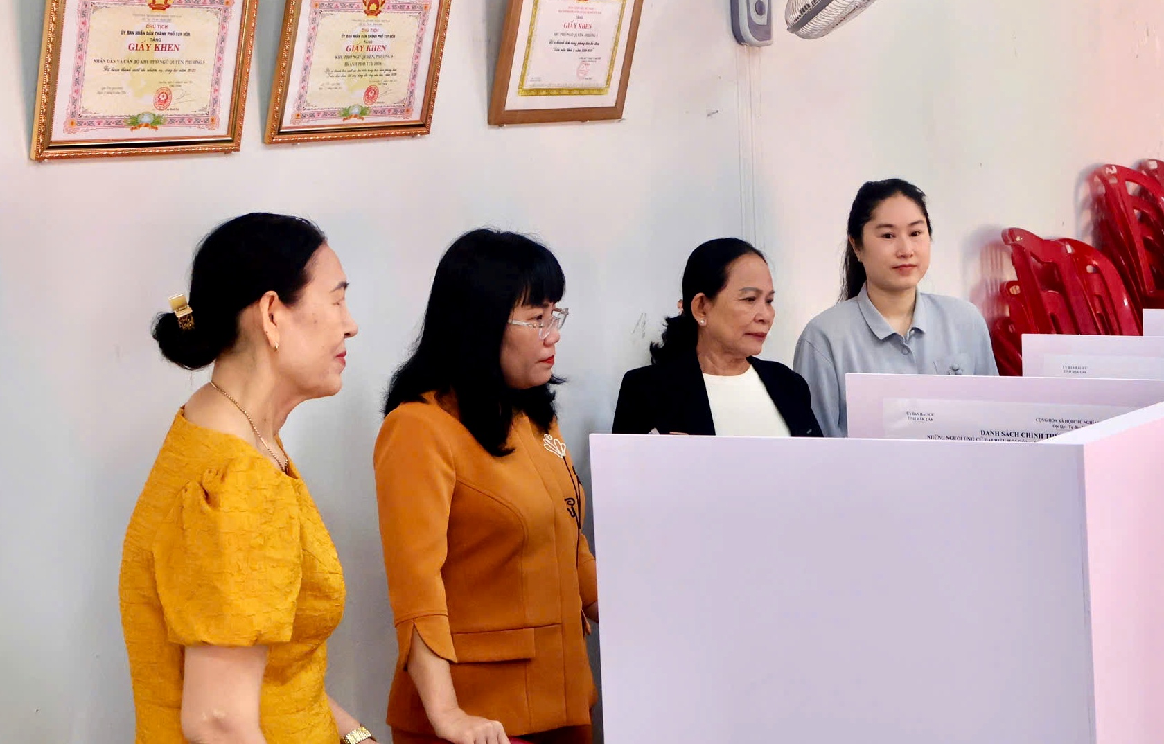 Phó Chủ tịch Thường trực UBND tỉnh kiểm tra công tác chuẩn bị bầu cử tại phường Tuy Hòa