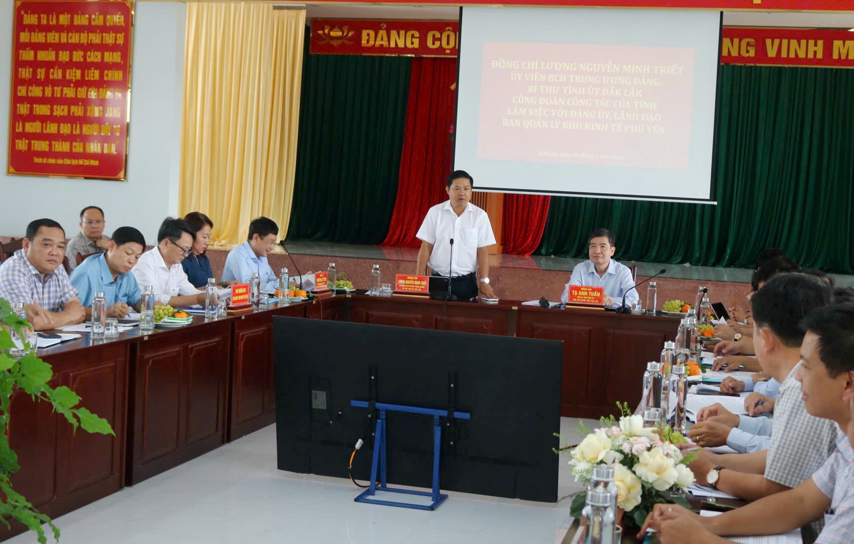 Bí thư Tỉnh ủy Lương Nguyễn Minh Triết làm việc với Ban Quản lý Khu kinh tế Phú Yên