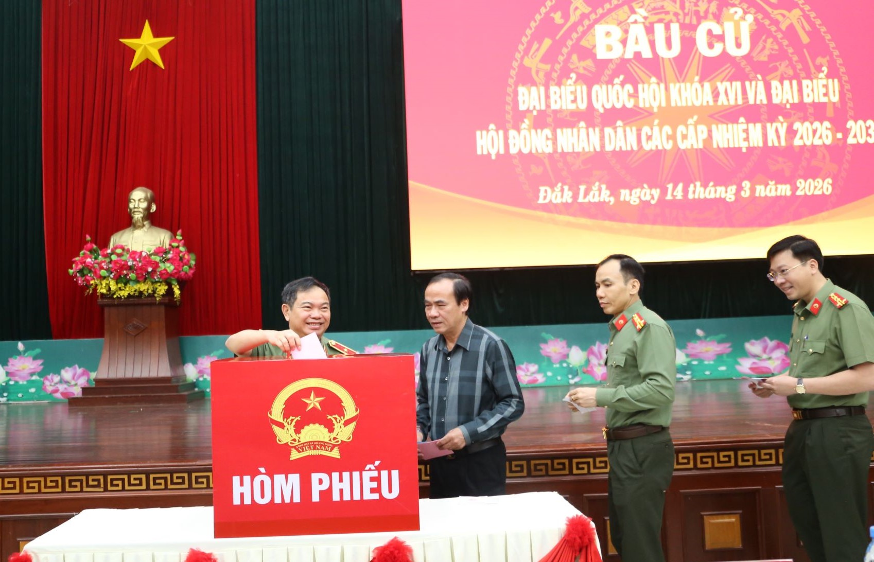 Cán bộ, chiến sĩ Công an tỉnh Đắk Lắk tham gia bầu cử sớm tại khu vực bỏ phiếu số 43