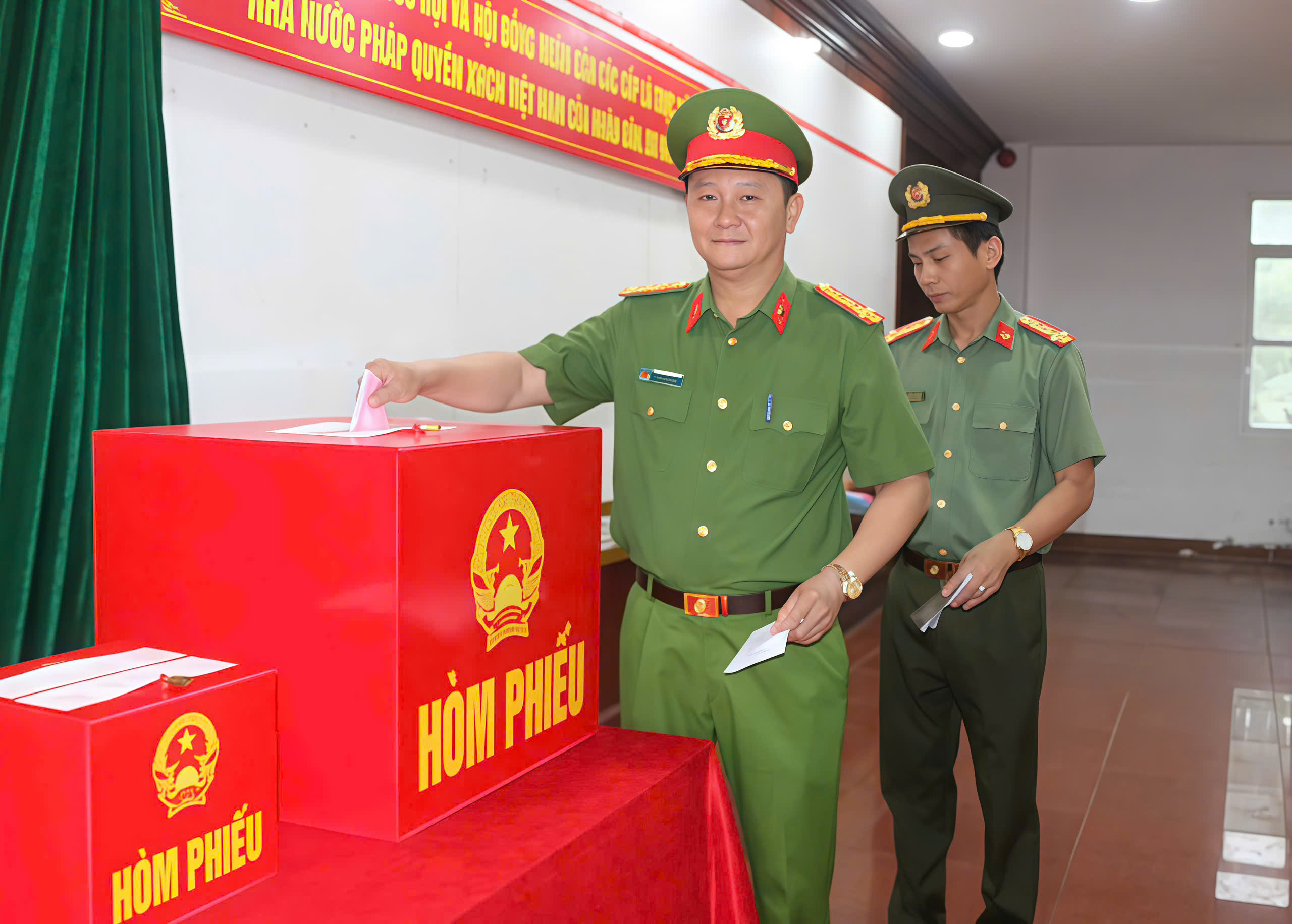 Phó Chủ tịch HĐND tỉnh Đỗ Thái Phong dự khai mạc bầu cử sớm tại Tổ bầu cử số 28