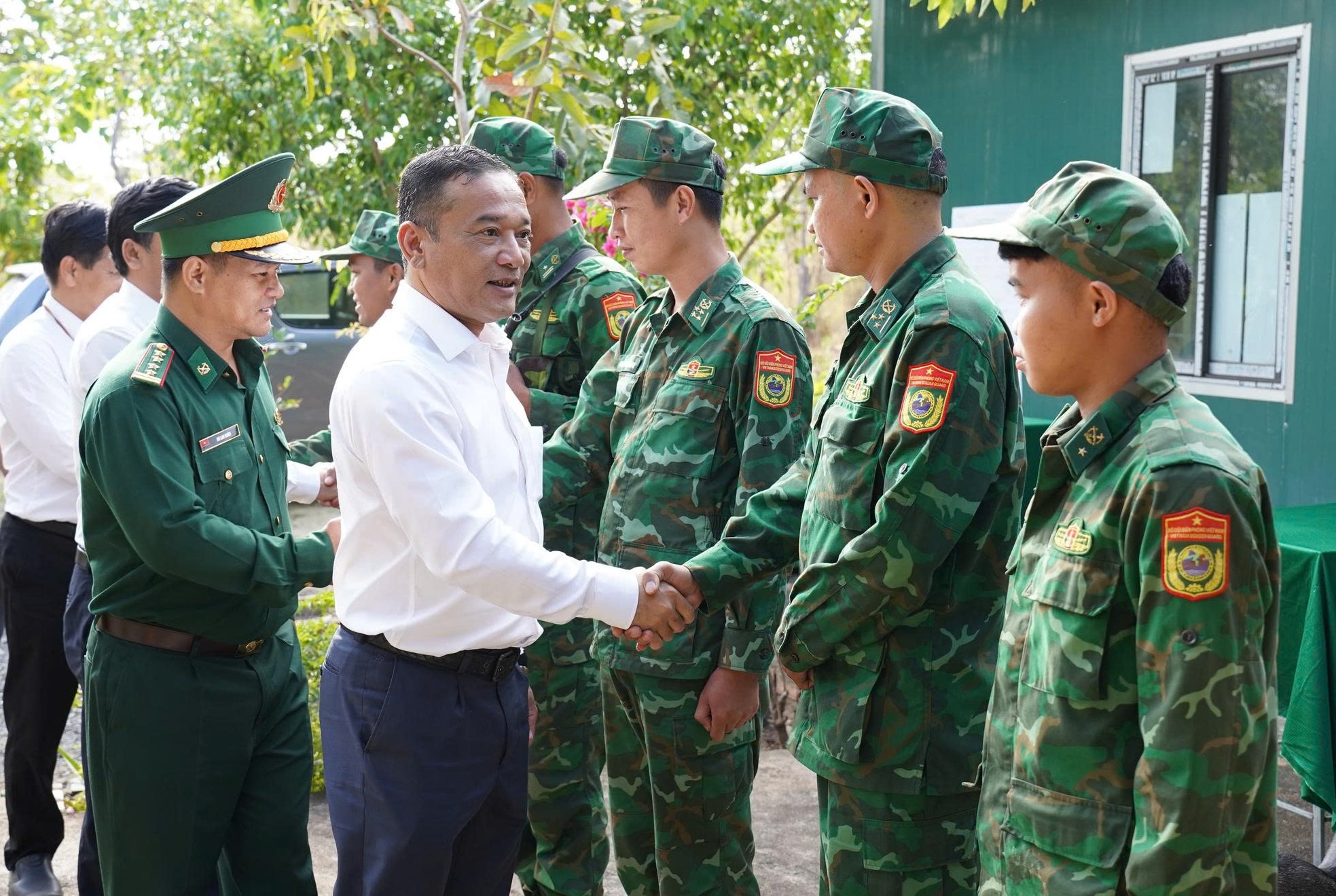 Phó Bí thư Tỉnh ủy, Chủ tịch Ủy ban MTTQ Việt Nam tỉnh Y Giang Gry Niê Knơng tham dự bầu cử sớm tại đồn Biên phòng Ea H’leo