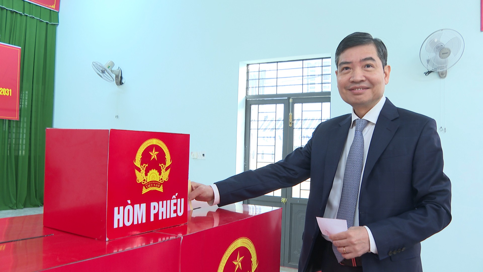 Chủ tịch UBND tỉnh Tạ Anh Tuấn dự khai mạc và bỏ phiếu tại Tổ bầu cử số 38, phường Buôn Ma Thuột