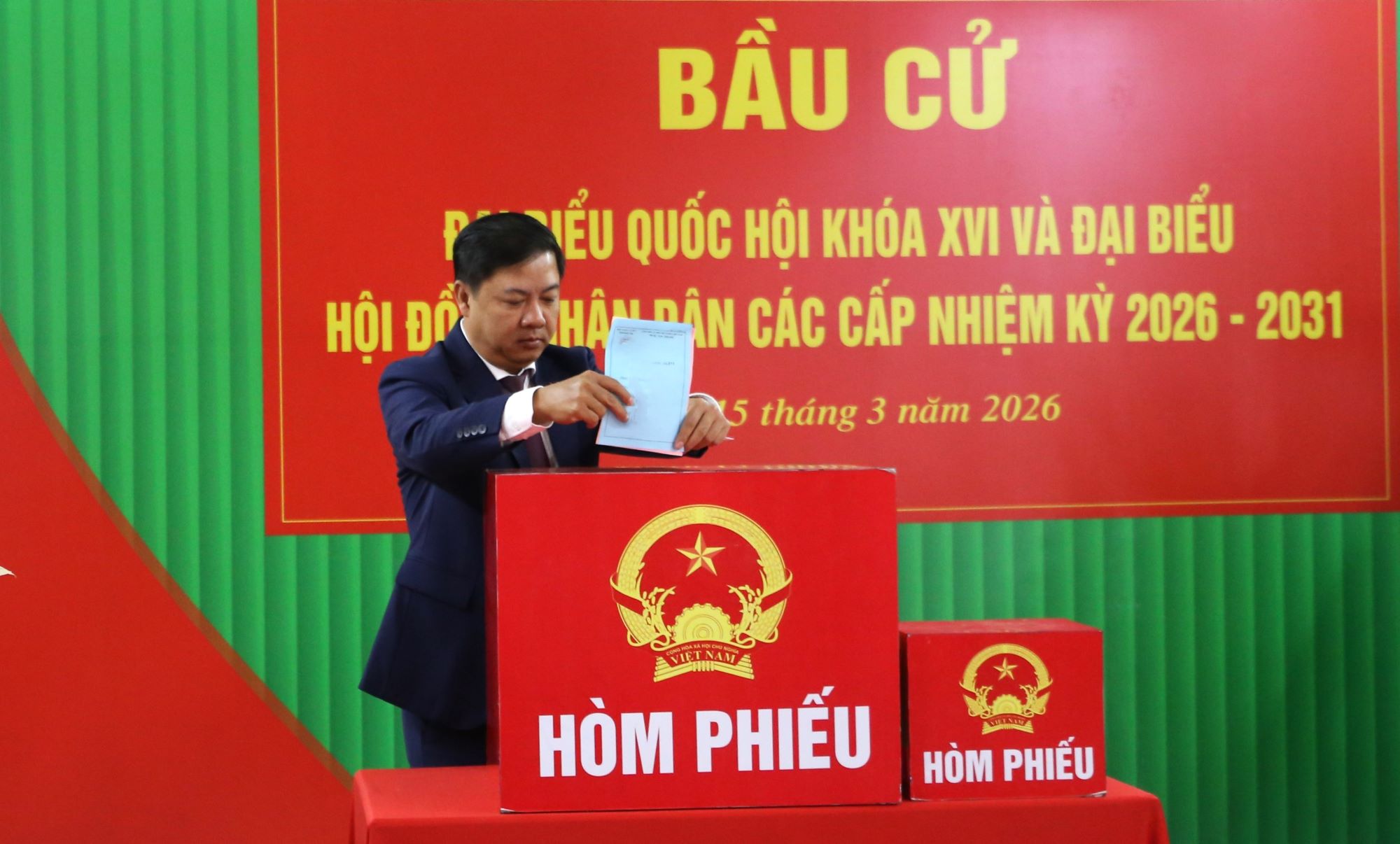 Ủy viên Ban Chấp hành Trung ương Đảng, Bí thư Tỉnh ủy Đắk Lắk Lương Nguyễn Minh Triết tham gia bầu cử tại khu vực bỏ phiếu số 24
