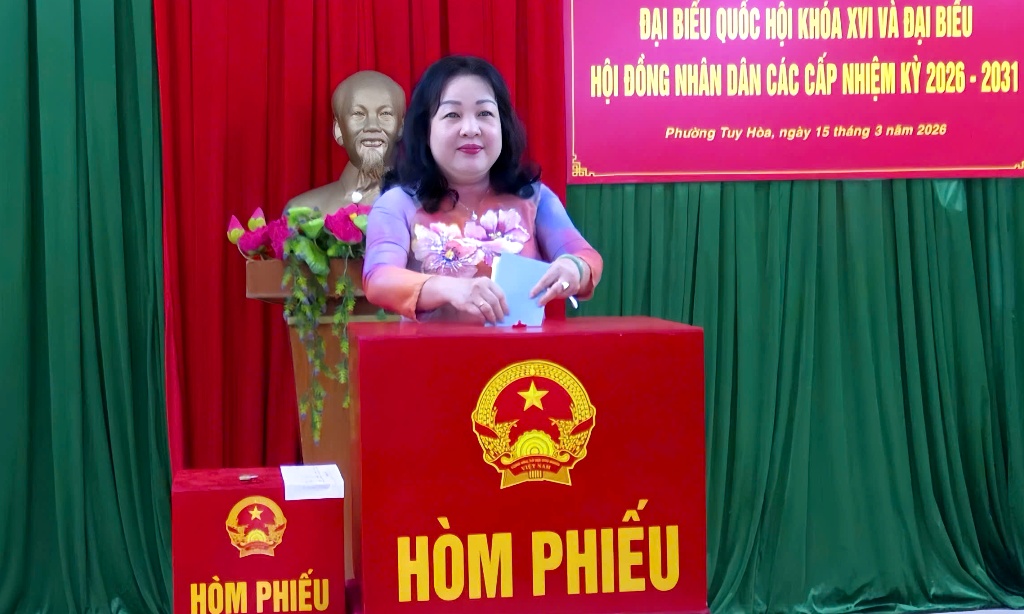 Phó Bí thư Thường trực Tỉnh ủy Cao Thị Hòa An tham gia bầu cử cùng cử tri phường Tuy Hòa