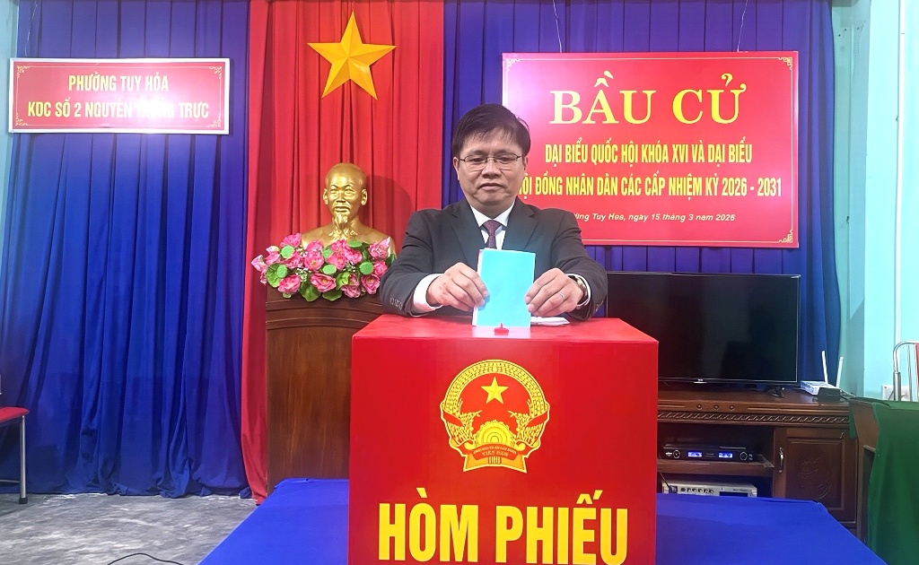Đồng chí Ngô Đình Thiện dự lễ khai mạc và bỏ phiếu tại Khu vực bỏ phiếu số 16, phường Tuy Hòa
