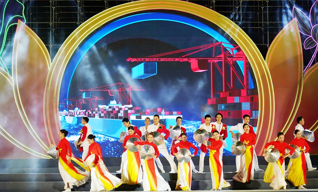 Sôi động đêm nghệ thuật chào mừng thành công bầu cử