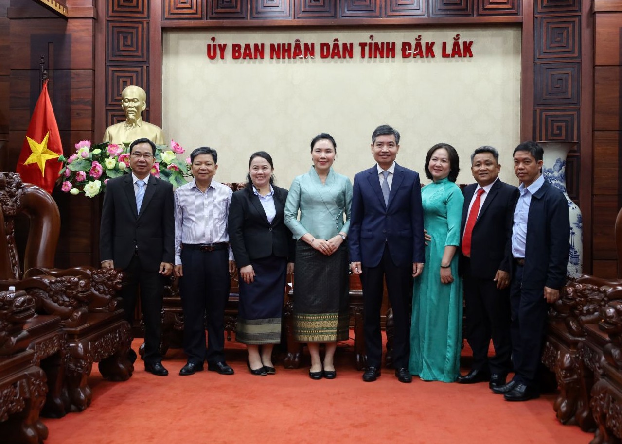 Chủ tịch UBND tỉnh Tạ Anh Tuấn chào xã giao Tổng Lãnh sự quán nước Cộng hòa Dân chủ Nhân dân Lào