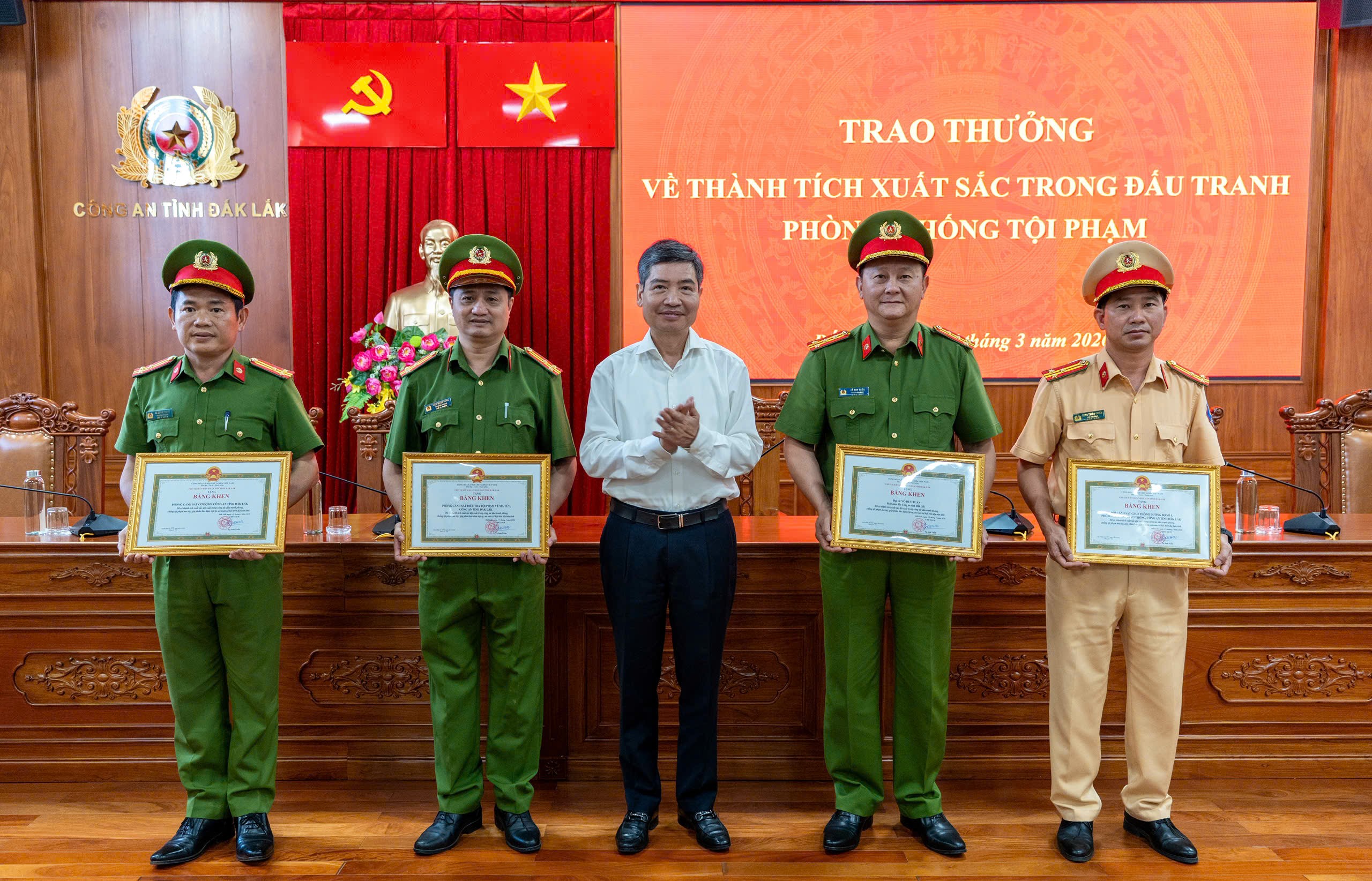 Khen thưởng các tập thể, cá nhân có thành tích xuất sắc trong đấu tranh phòng, chống tội phạm