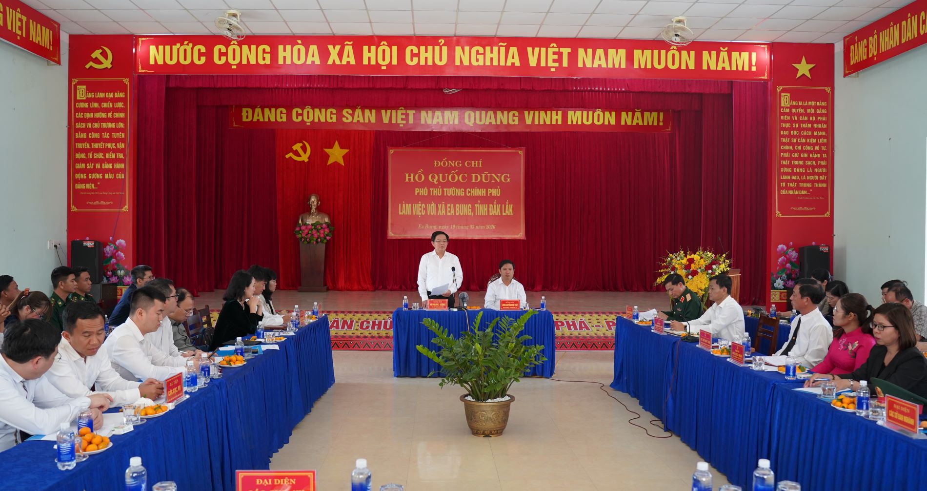 Phó Thủ tướng Chính phủ Hồ Quốc Dũng thăm và làm việc tại xã Ea Bung