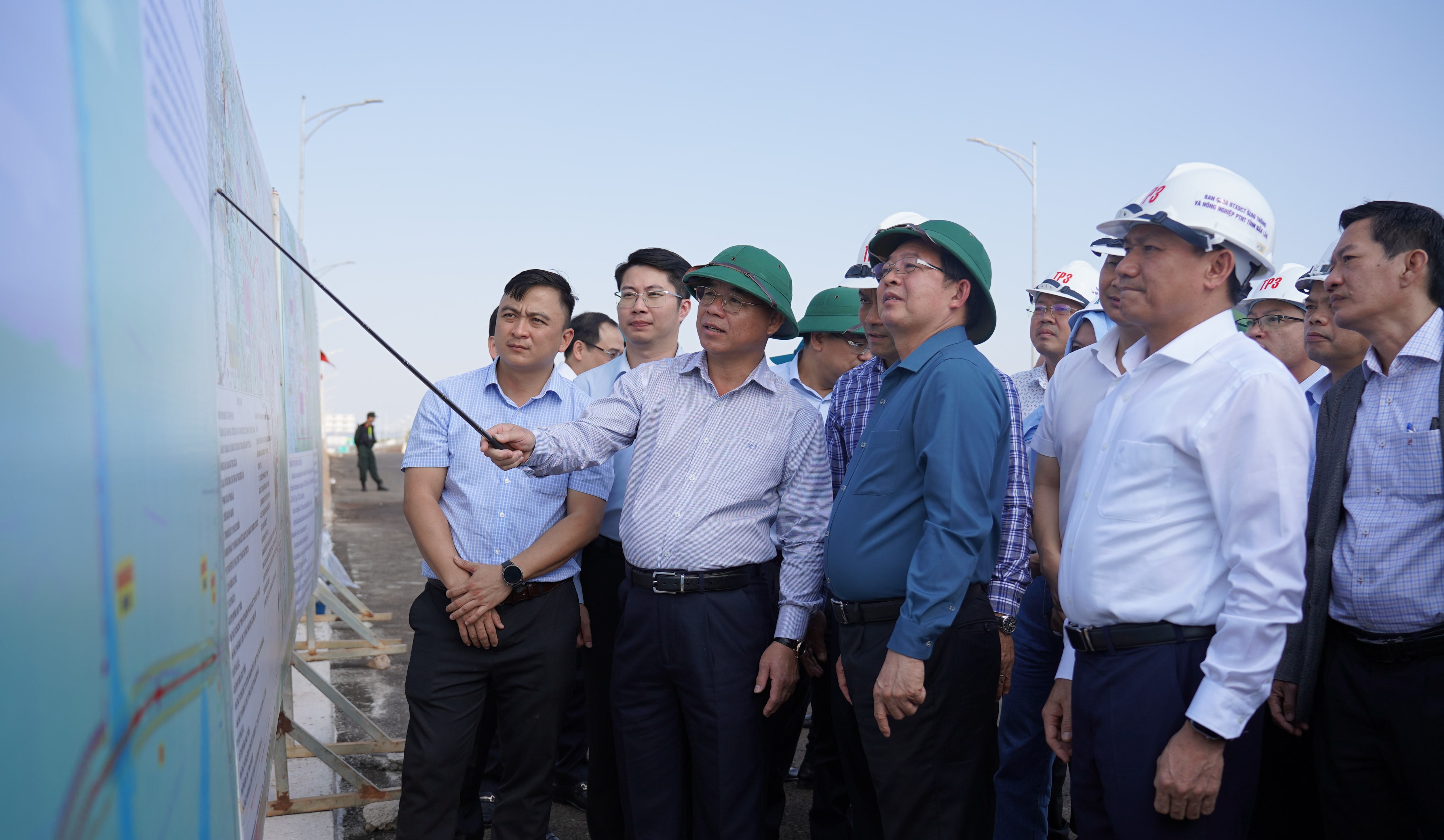 Phó Thủ tướng Chính phủ Hồ Quốc Dũng kiểm tra thực địa Dự án cao tốc Khánh Hòa – Buôn Ma Thuột