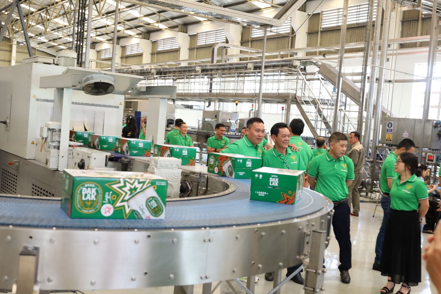 Công ty Cổ phần Bia Sài Gòn - Miền Trung chiết mẻ Bia lon DakLak đầu tiên