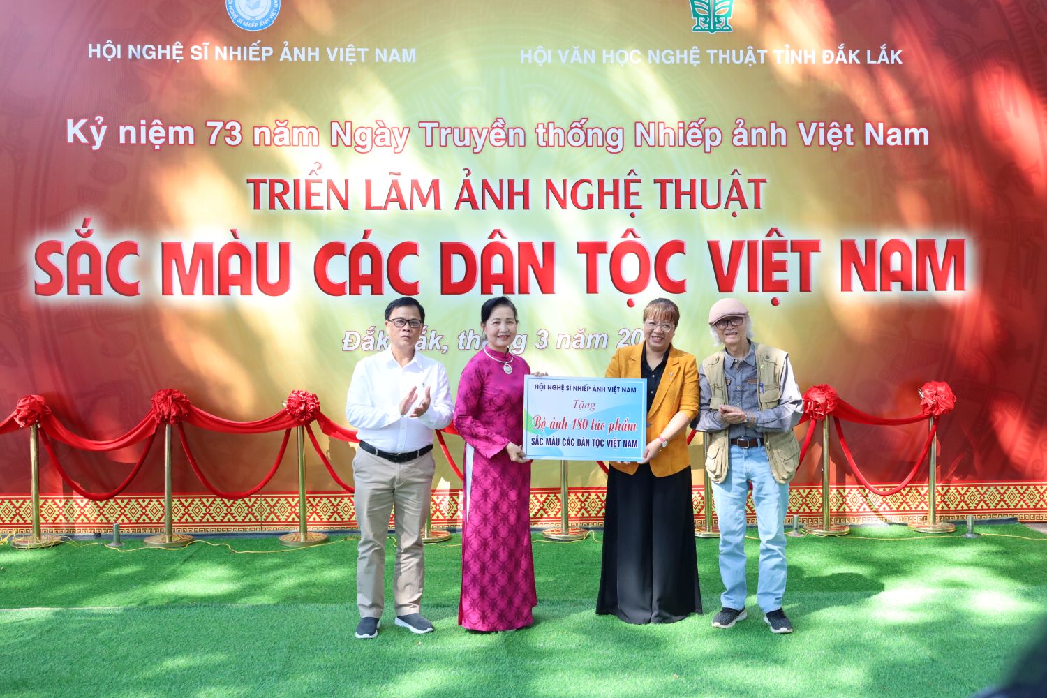 Khai mạc Triển lãm ảnh “Sắc màu các dân tộc Việt Nam” tại Đắk Lắk