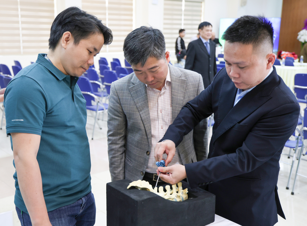 Cập nhật phương pháp phẫu thuật cột sống tại Bệnh viện Đa Khoa Thiện Hạnh