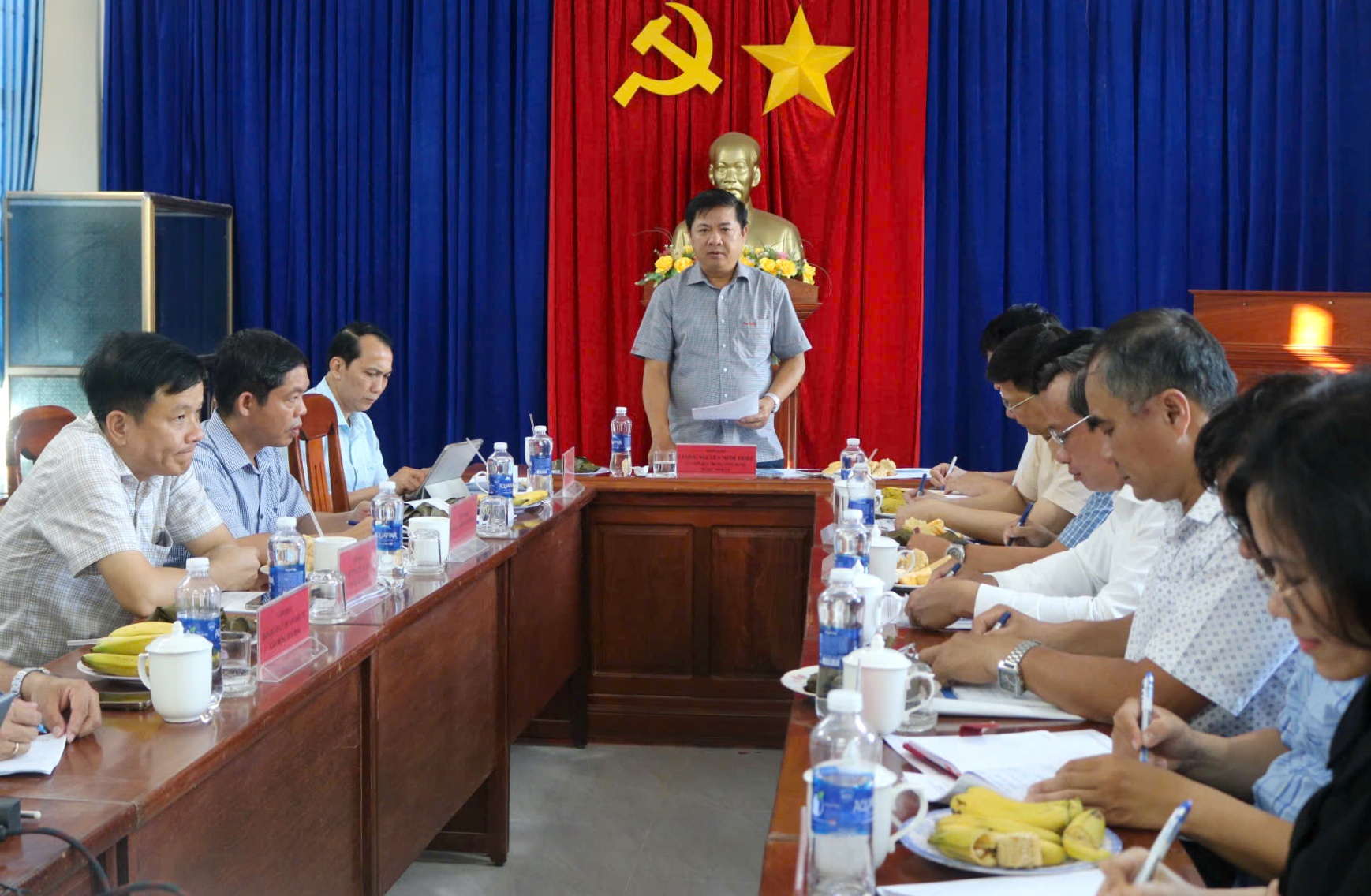 Bí thư Tỉnh ủy Lương Nguyễn Minh Triết kiểm tra việc xây dựng nhà sinh hoạt cộng đồng kết hợp tránh lũ