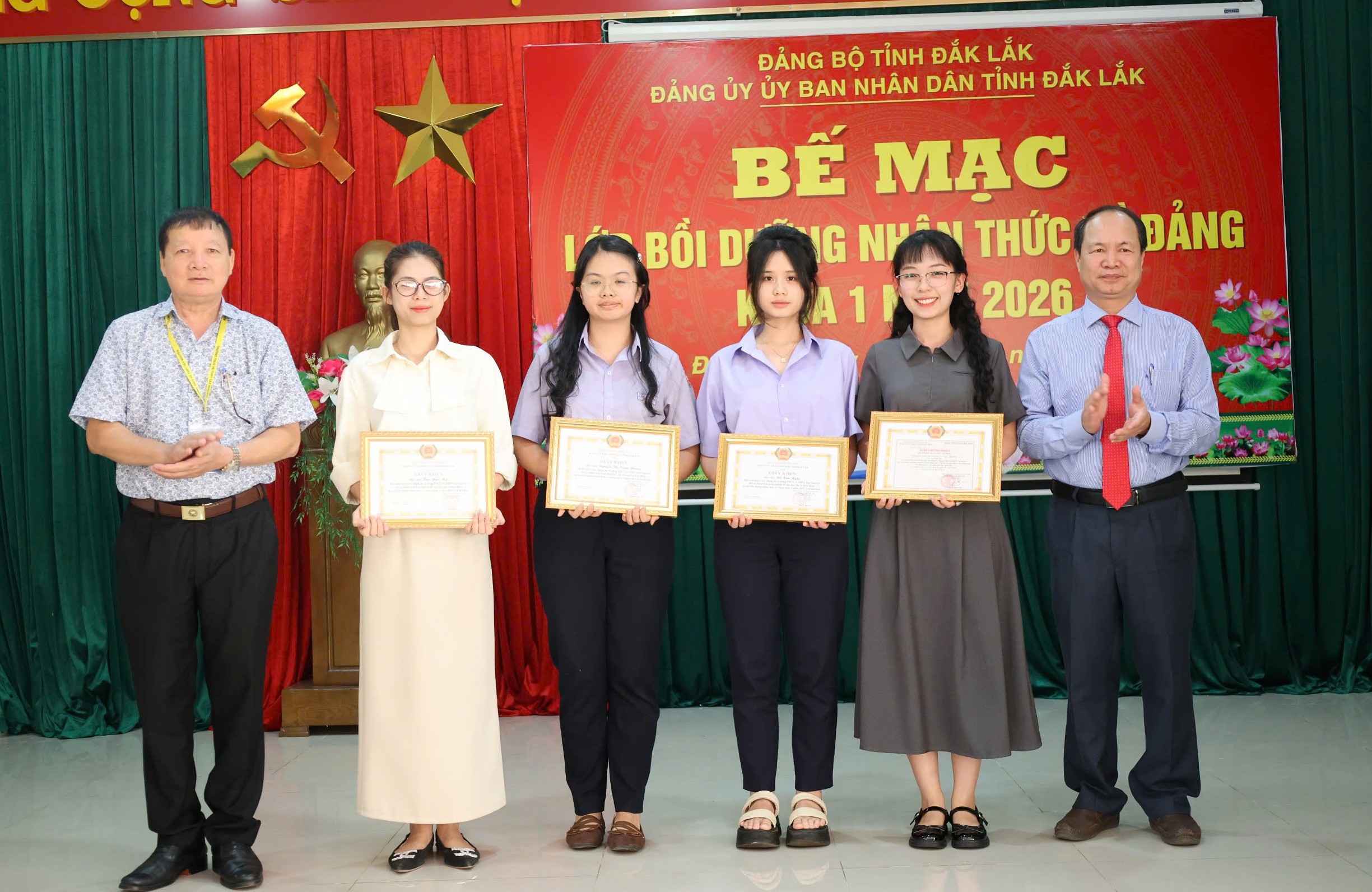 Bế giảng lớp bồi dưỡng nhận thức về Đảng cho học viên Trường THCS và THPT Tây Nguyên