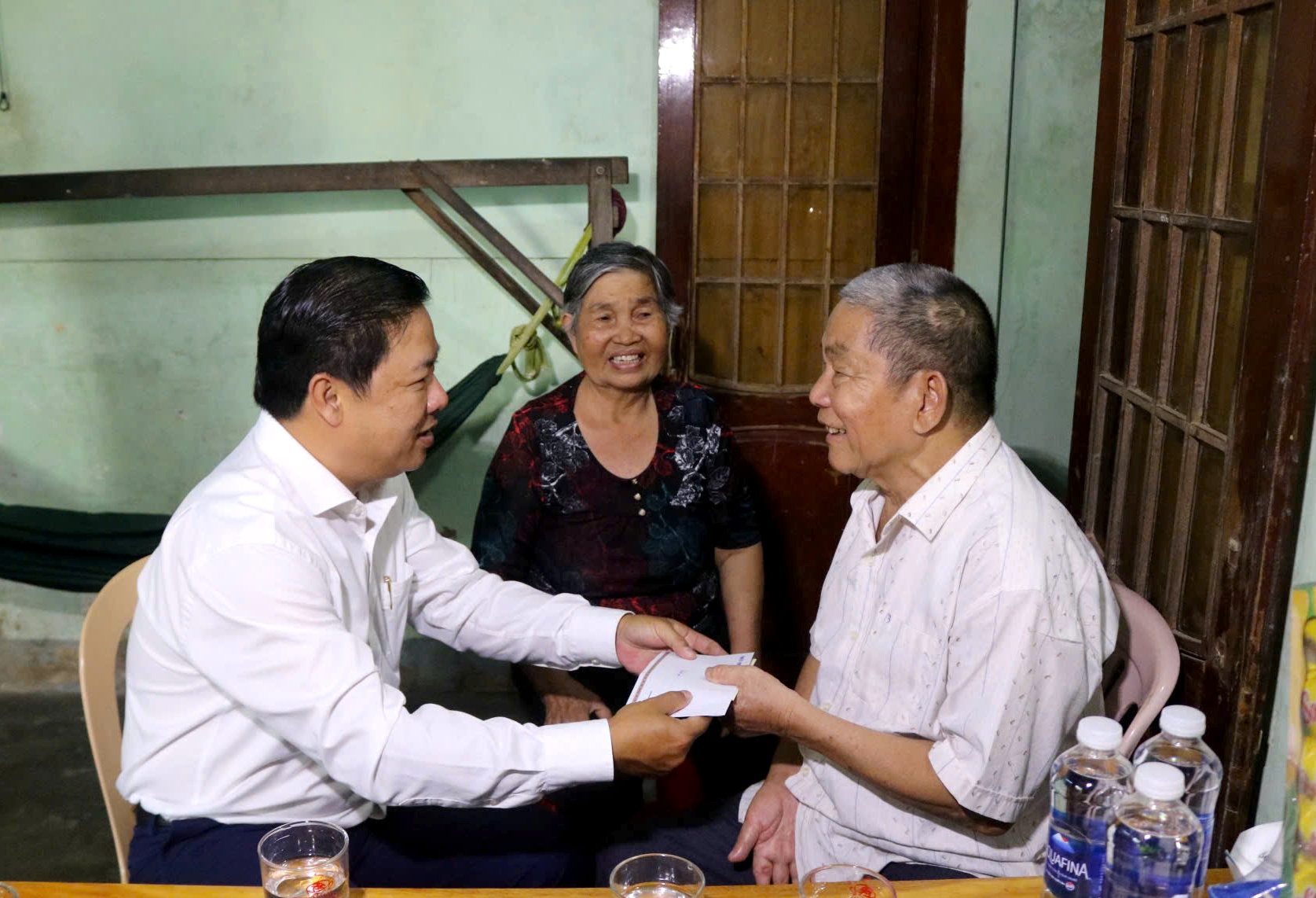 Lãnh đạo tỉnh thăm, tặng quà gia đình chính sách nhân kỷ niệm 51 năm Ngày Giải phóng Phú Yên