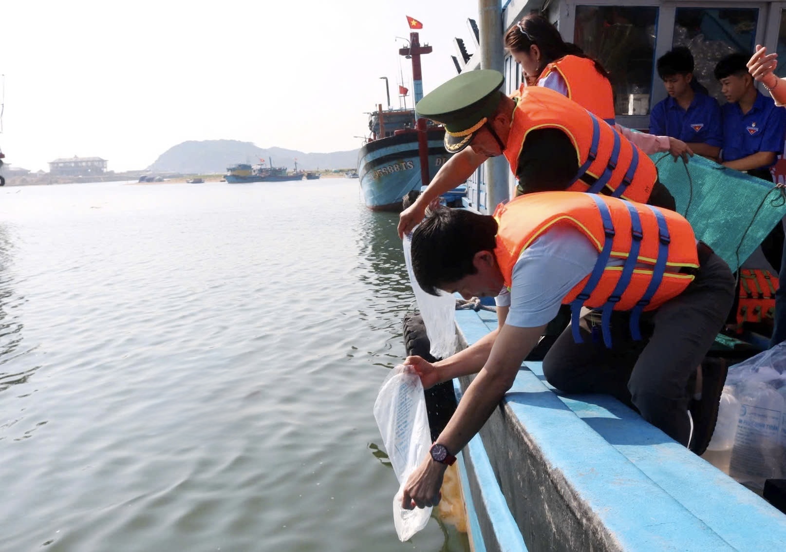 Thả giống tái tạo nguồn lợi thủy sản năm 2026