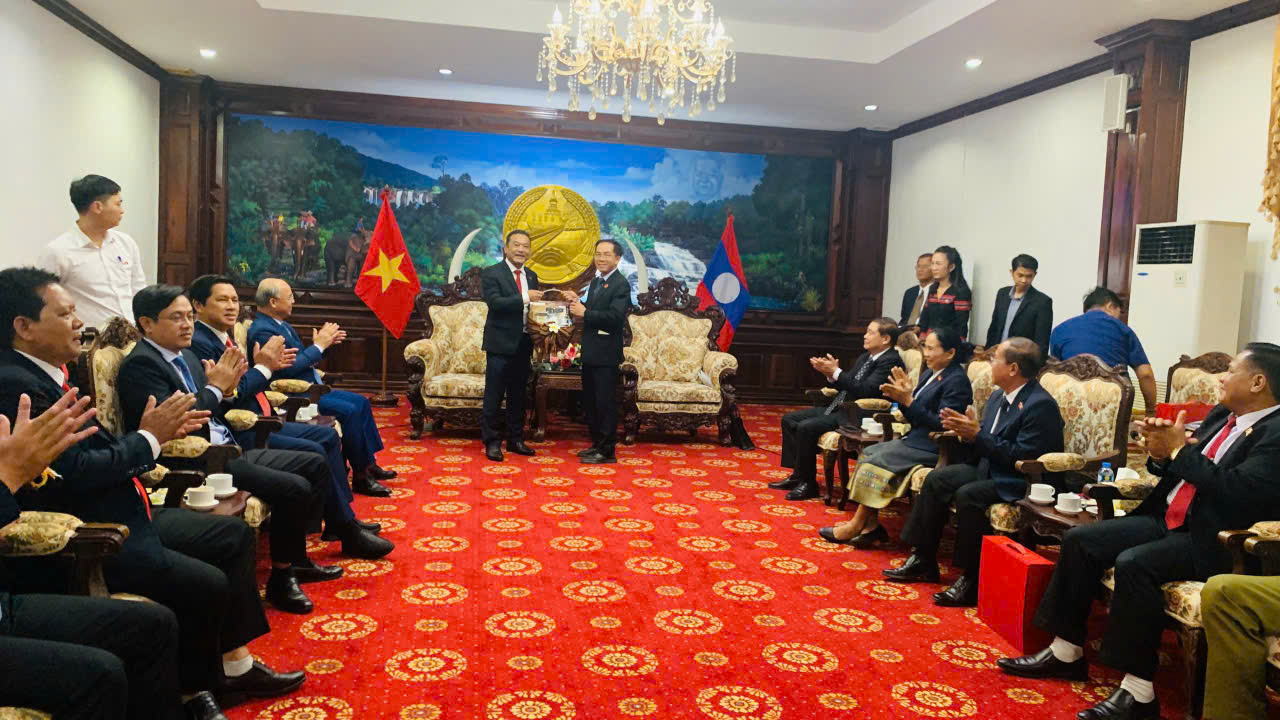 Đoàn công tác của Thường trực Tỉnh ủy Đắk Lắk chúc Tết Bunpimay tại tỉnh Salavan (Lào)