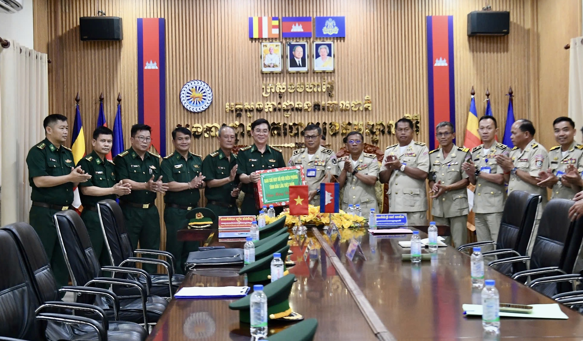 Bộ đội Biên phòng tỉnh Đắk Lắk thăm, chúc Tết lực lượng Công an và Quân sự tỉnh Mondulkiri