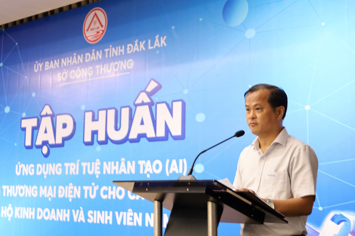 Tập huấn ứng dụng trí tuệ nhân tạo AI trong thương mại điện tử cho các doanh nghiệp, hộ kinh doanh và sinh viên