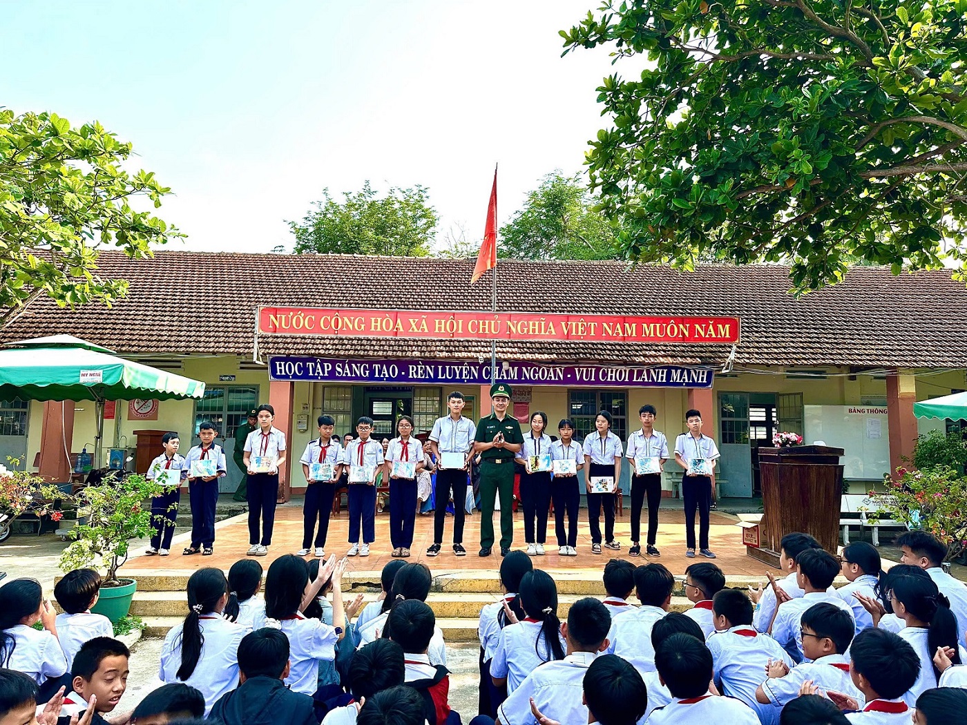 Các Đồn Biên phòng tổ chức tuyên truyền, giáo dục cho học sinh về chủ quyền biên giới quốc gia