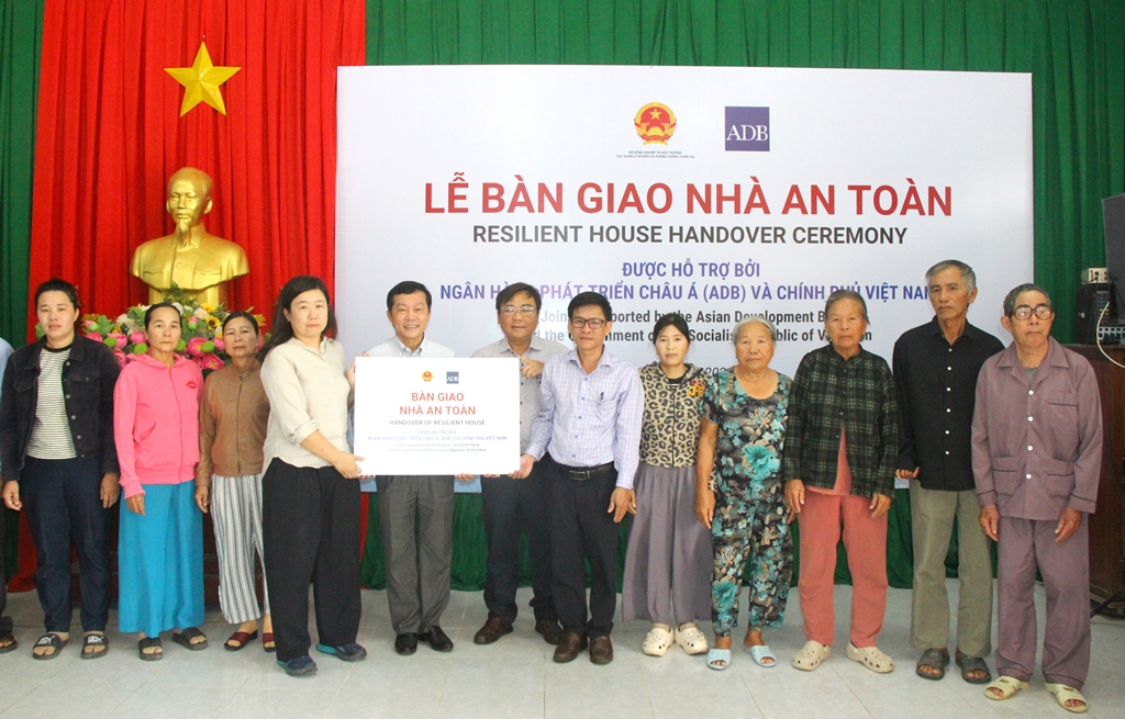 Bàn giao 305 căn nhà an toàn cho người dân vùng thiên tai Đắk Lắk