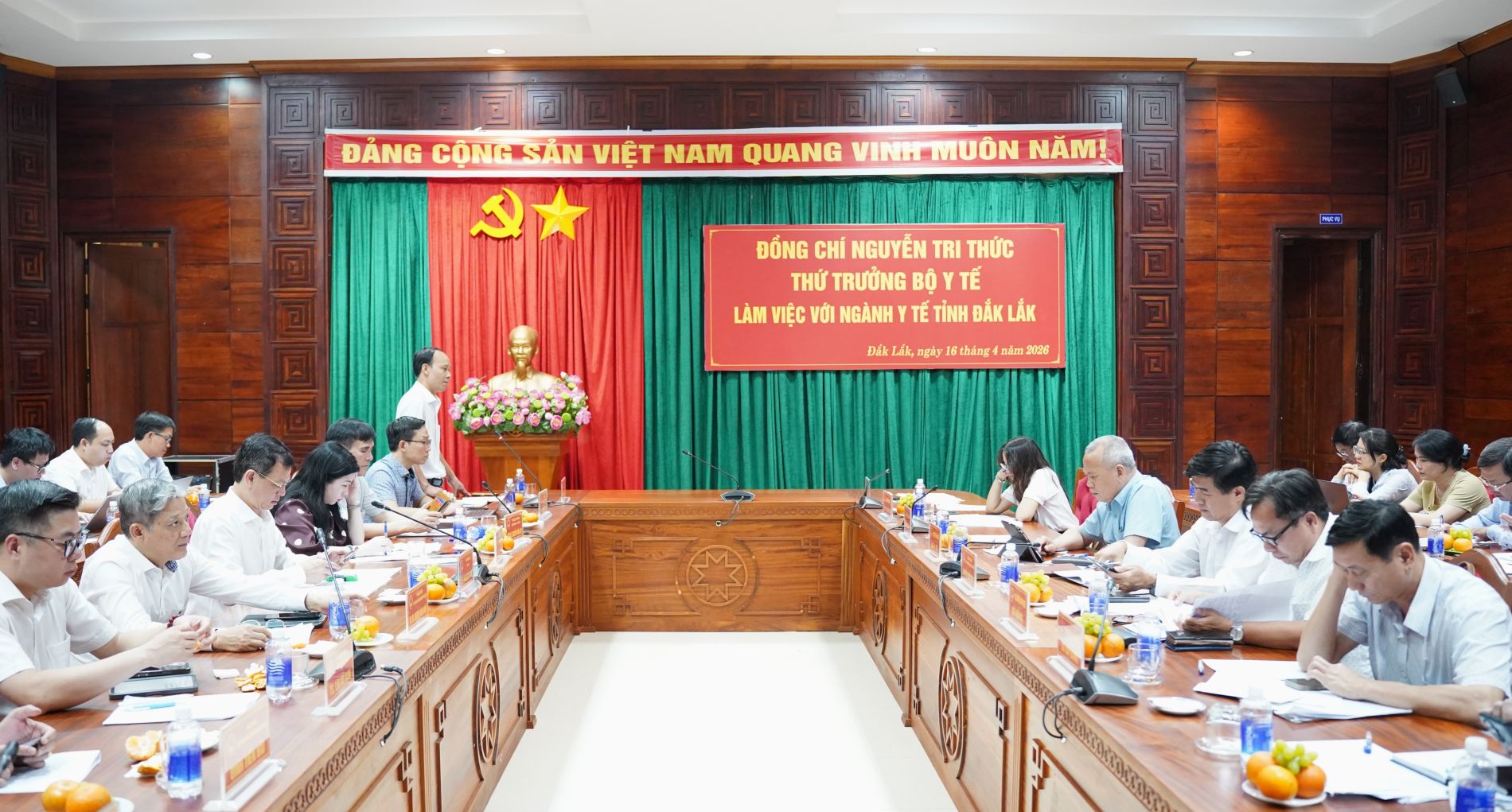 Thứ trưởng Bộ Y tế Nguyễn Tri Thức làm việc với ngành Y tế tỉnh Đắk Lắk về công tác phát triển nhân lực y tế cho trạm y tế cấp xã