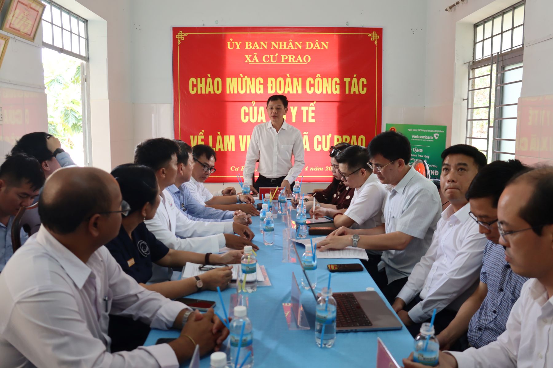 Thứ trưởng Bộ Y tế Nguyễn Tri Thức làm việc với Trạm Y tế xã Cư Prao